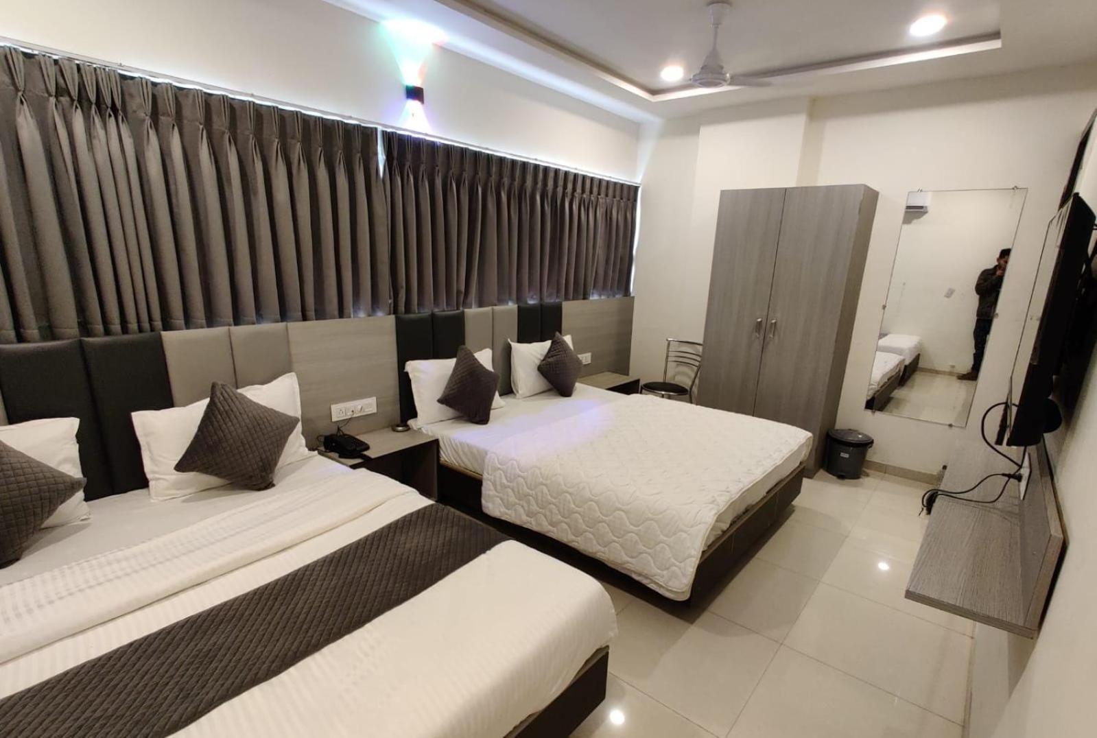 Hotel Selfie Inn Ahmedabad Exterior foto